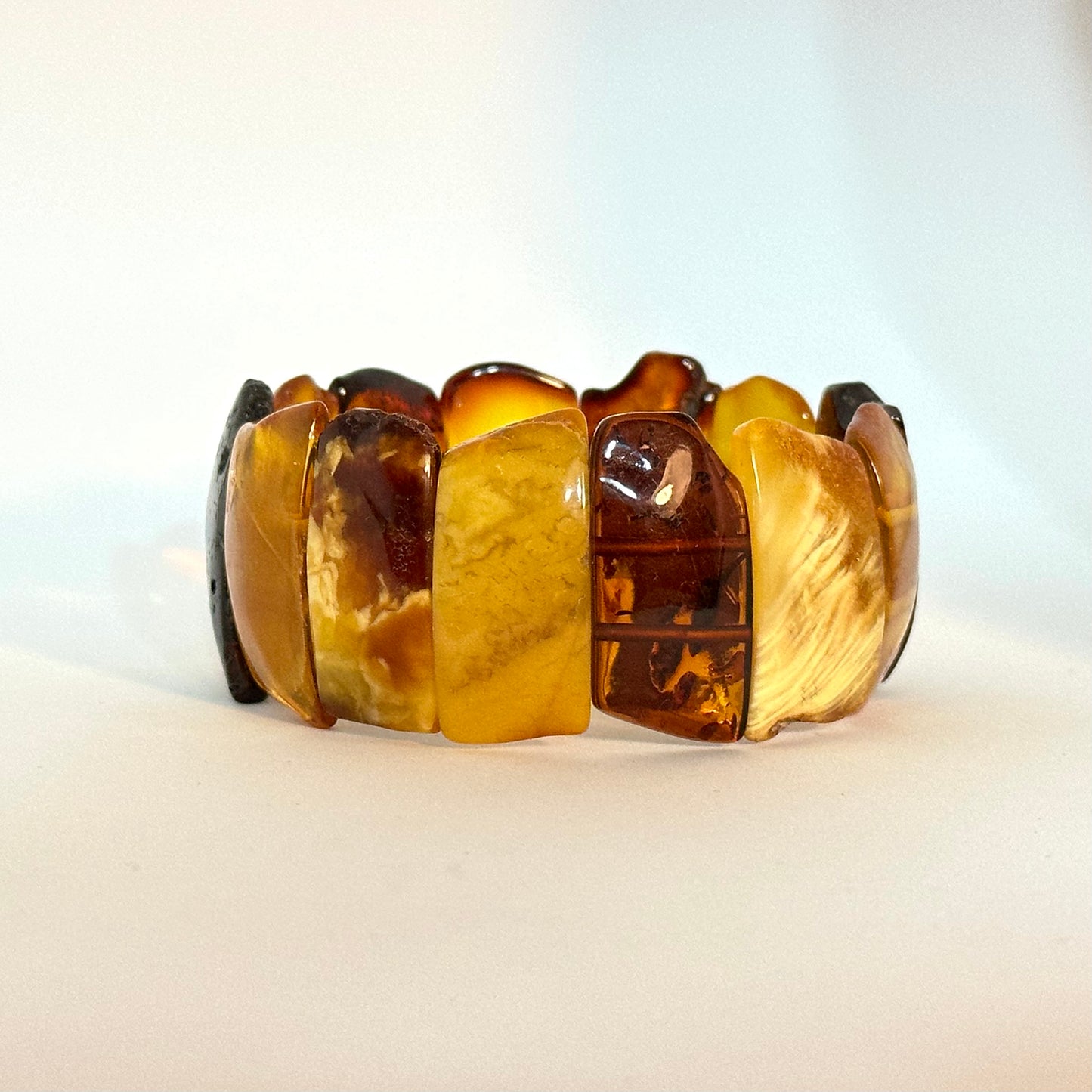 Classic amber bracelet with sandstone detail